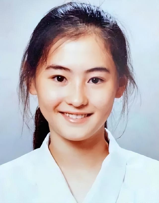 张柏芝母亲戴莎莉，年少怀孕，有过四段婚姻，曾经拍过三级片