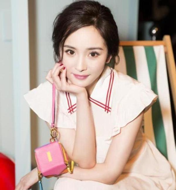 杨幂全脸被糊蛋糕，无奈洗脸卸妆，素颜曝光：这是33岁的脸？