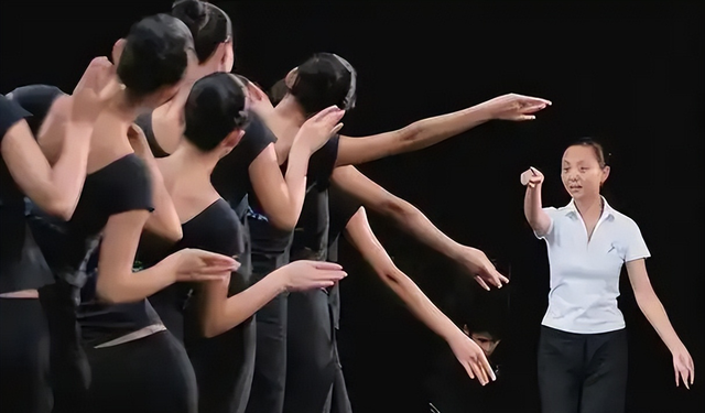 “消失”已久的邰丽华，在结婚生子后，已经走上了另外一条大道