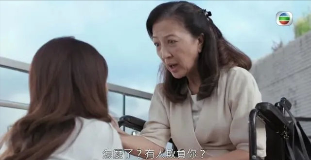 73岁“香港公主”曝近况,满头黑发风韵犹存,晒百万元包自认富裕