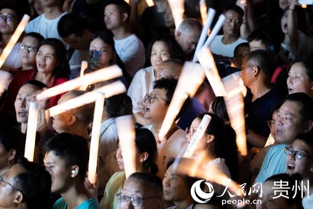 贵阳路边音乐会照亮夏日夜空
