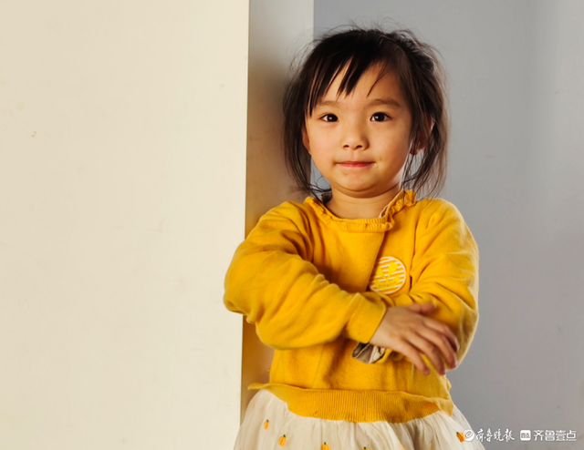 活泼可爱的小女孩