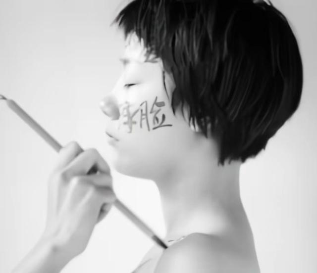 2011年,她全裸接受记者采访,并称:我敢看你们,你们敢看我吗?