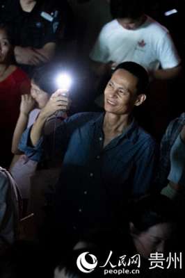 音迷(贵阳路边音乐会照亮夏日夜空)