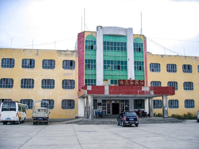 不毛地带的绿洲，茶马古道止于此，与印度、尼泊尔为邻，边贸繁荣