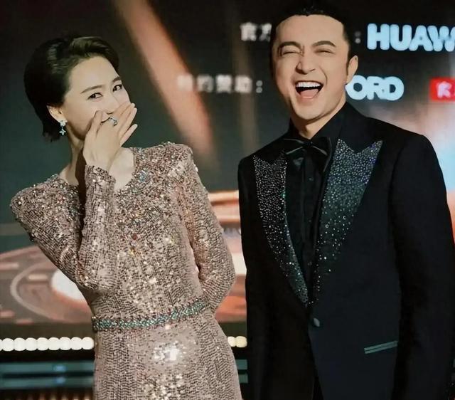 王冠夫妇甜蜜亮相首次公开合影，早前已透露与小尼的深厚情谊