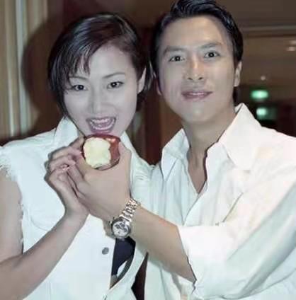 51岁亚视花旦万绮雯再扮蓝凤萍，身材纤细，如今转行开民宿生意好