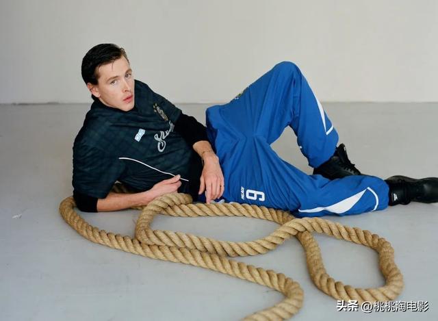 95后英伦男星哈里斯·迪金森杂志大片，忧郁文艺气质星途坦荡