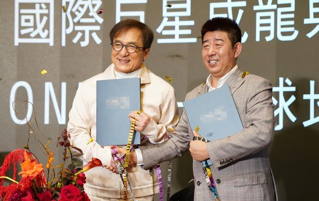 68岁成龙要定居内地？坐私人飞机现身杭州，豪掷4000万买下江景房