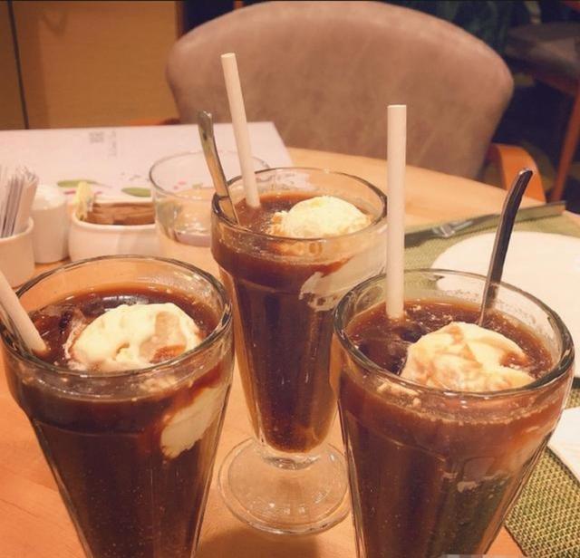 71岁徐小凤现身，戴口罩与好友聚餐，十分开心