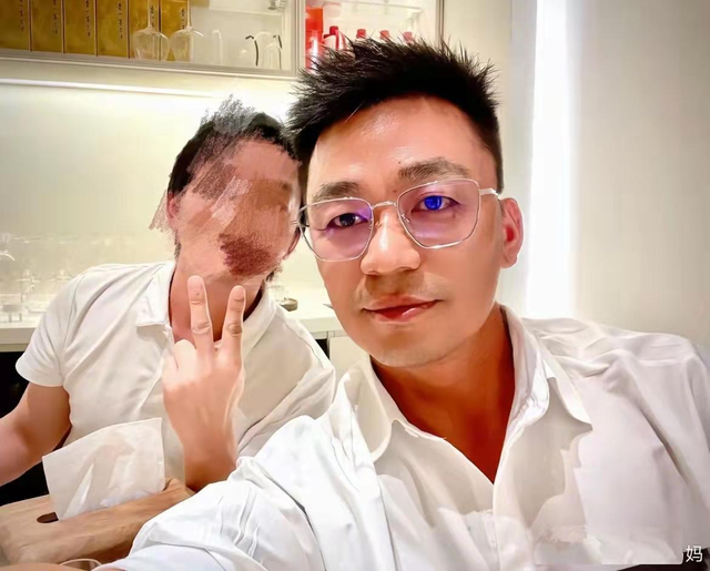 40岁王宝强罕晒近况，凉亭内吃盒饭姿势霸气，满面愁容大口啃馒头