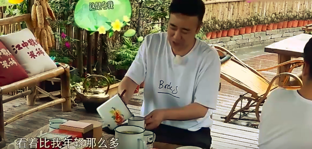 50岁于和伟豪宅内健身!穿背心大秀健硕肌肉,浑身是汗脸部通红