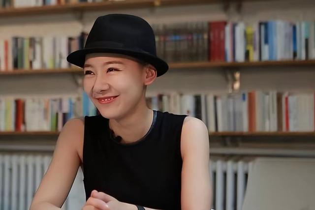 2011年,她全裸接受记者采访,并称:我敢看你们,你们敢看我吗?