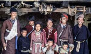 女人一家(一妻多夫制，一家人是怎么生活在一起的？女性根本就是受罪)