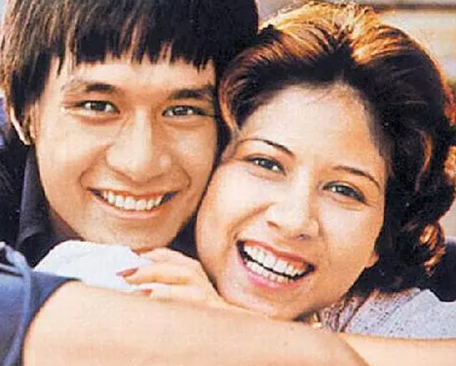 甄妮现身悲痛送别李玟,36岁女儿罕露面,五官精致太像生父傅声