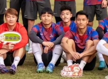 梅州主帅晒全家福,前国脚刘云和原玉昆球员钟浩然出现在其中