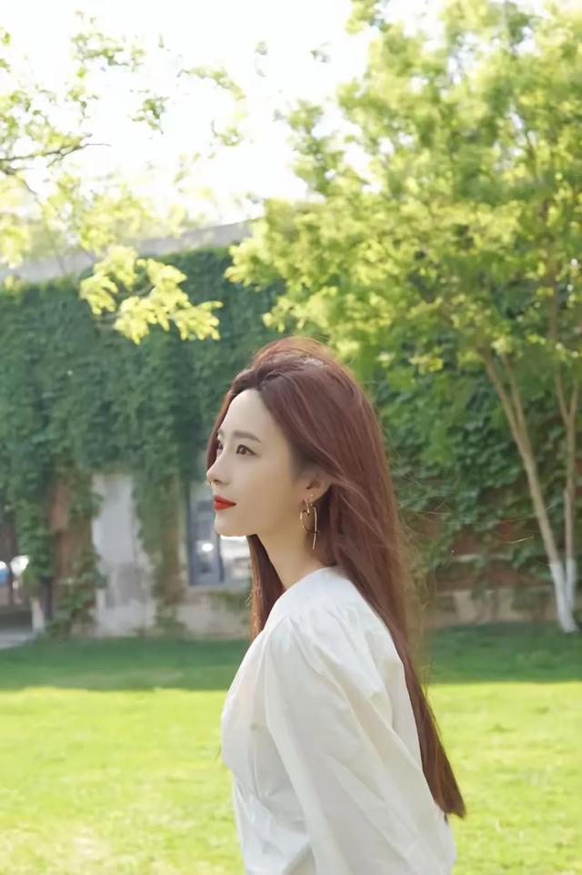 卢洋洋:颜值爆表,笑靥倾城,身材勾勒梦幻轮廓,解锁魅力新维度