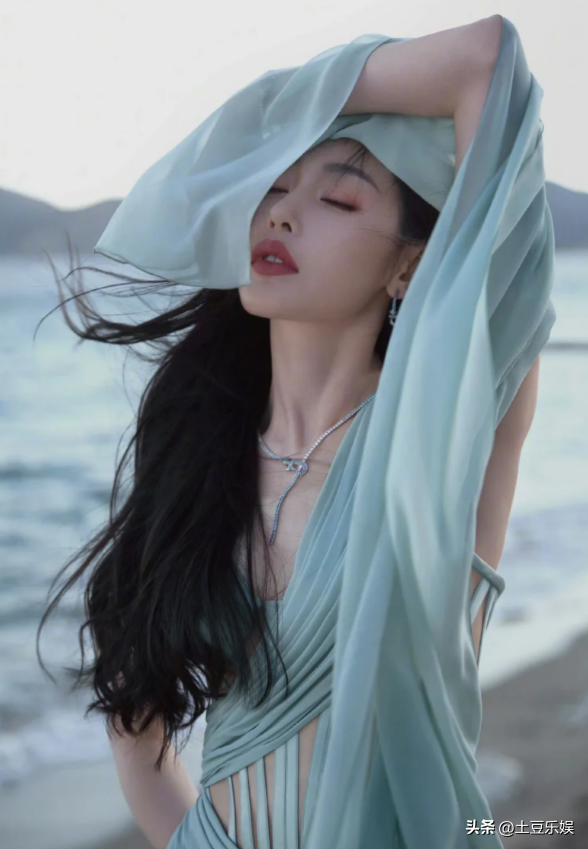 深藏不露!张天爱黑丝渔网袜加性感身材,太辣了!