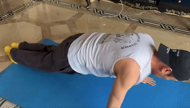 50岁于和伟豪宅内健身!穿背心大秀健硕肌肉,浑身是汗脸部通红