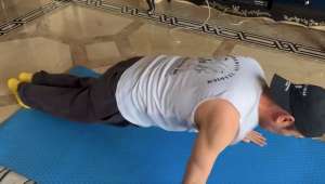 于和伟照片(50岁于和伟豪宅内健身穿背心大秀健硕肌肉，浑身是汗脸部通红)