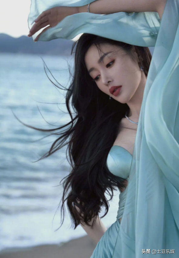 深藏不露!张天爱黑丝渔网袜加性感身材,太辣了!