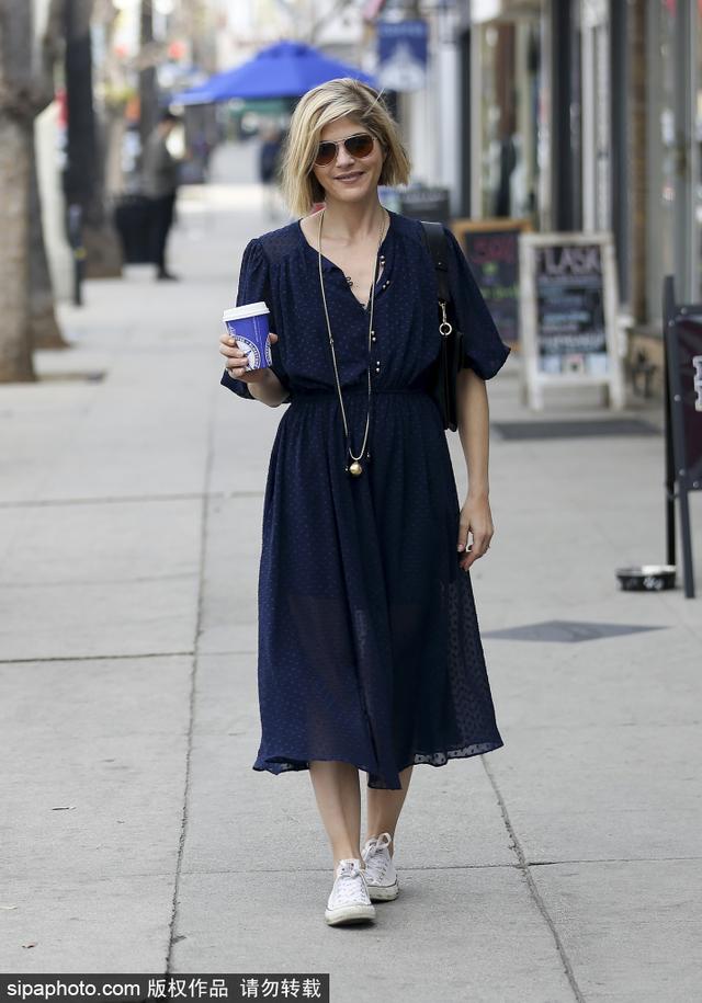 塞尔玛素颜出街 抵挡不住霸气造型!