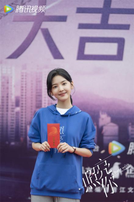 《照亮你》正式开机 陈伟霆章若楠上演浪漫甜爱