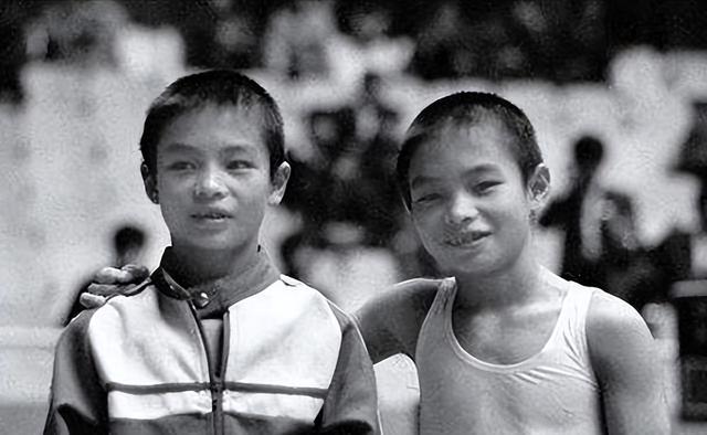 体操兄弟成世界冠军，退役后娶美貌妻子，如今身价上亿没有孩子