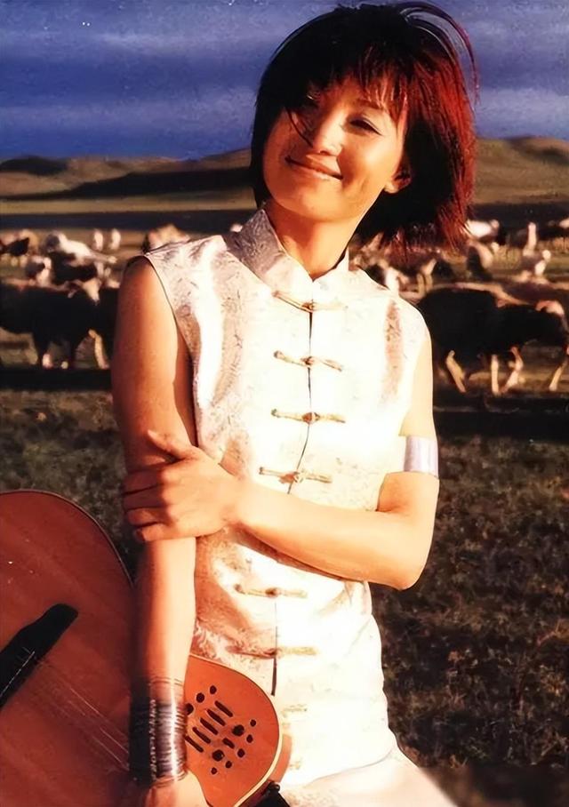 格日乐连登四次春晚，却因其恩师害得自己星途尽毁，今仍孤身一人