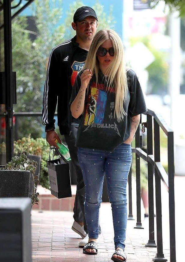 消失10年的叛逆少女，艾薇儿盛装闪耀回归！造型性感好似“艳母”