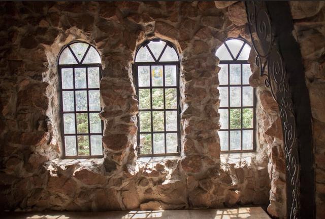 一句玩笑，美国少年用半个世纪，给自己造了一座奇幻城堡!