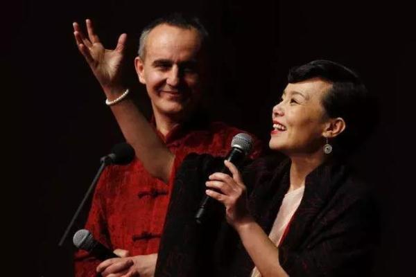 莫名爆红的龚琳娜：外籍老公把她当宝，9岁混血儿子为她贴心做饭