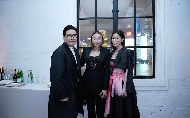 苏永康的二婚妻子原来是她？五官普通但长相大气，穿西装优雅高贵