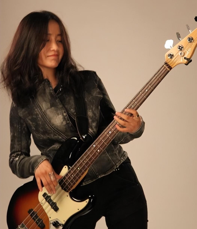 格日乐连登四次春晚，却因其恩师害得自己星途尽毁，今仍孤身一人