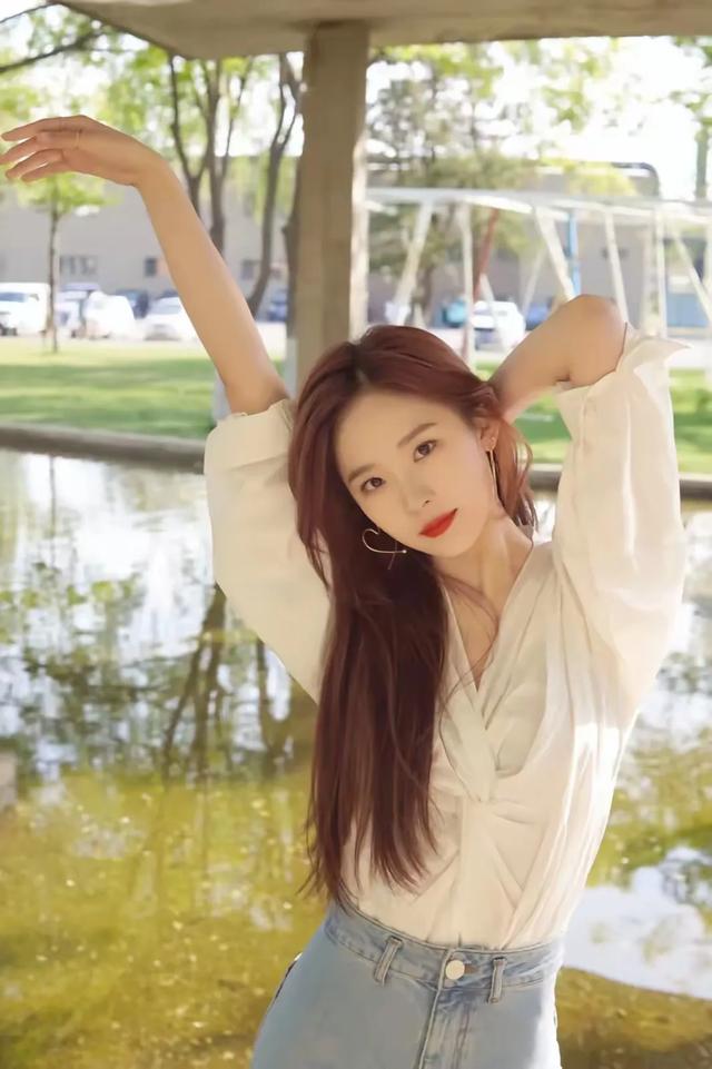 卢洋洋:颜值爆表,笑靥倾城,身材勾勒梦幻轮廓,解锁魅力新维度