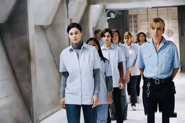 女子监狱片,很“黄暴”!这6部惊悚片,绝美中透着一股诱惑