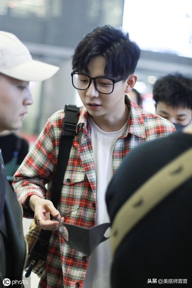 胡夏一头黑发做中分造型简单帅气,脸上带圆框眼镜化身奶油小生