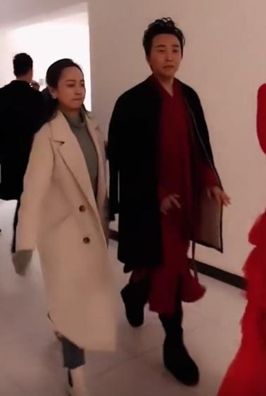 李玉刚回村放飞自我,雪地打滚撒欢好自在,摔倒也不在意路人眼光