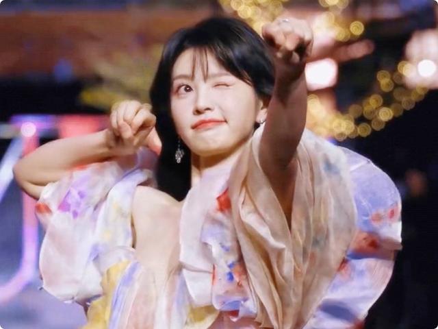 1米78奚梦瑶走秀，跟1米73何猷君同框，把人情世故体现得淋漓尽致