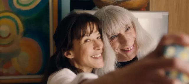 苏菲·玛索从初吻里展现的一眼如沐春风，到52岁时神秘曼妙，令人领略女性之美的至高境界