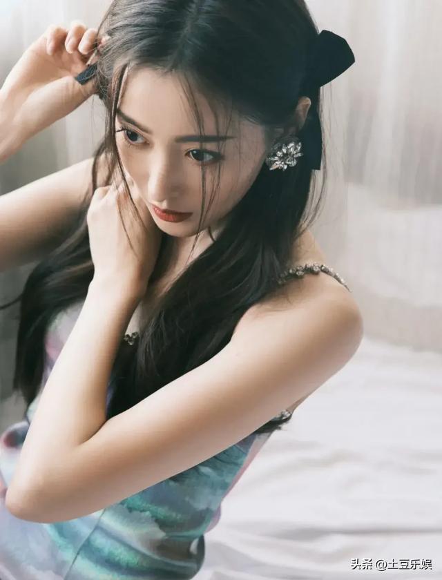 深藏不露!张天爱黑丝渔网袜加性感身材,太辣了!