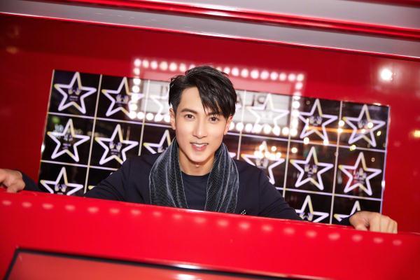 吴尊生日晒合照,73岁的吴尊爸爸出镜!颜值不输40岁吴尊