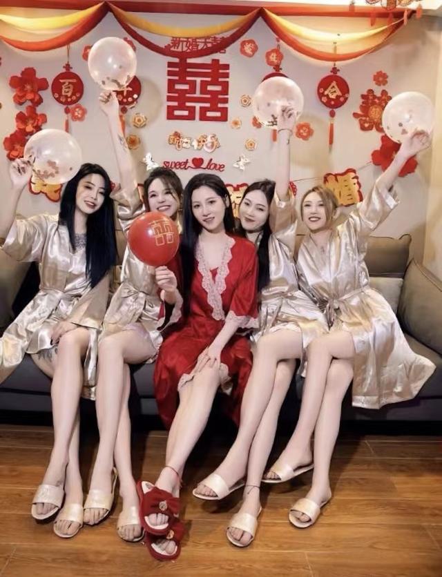 30张罕见图片：最美伴娘团，有纹身的最顶，你们觉得呢？