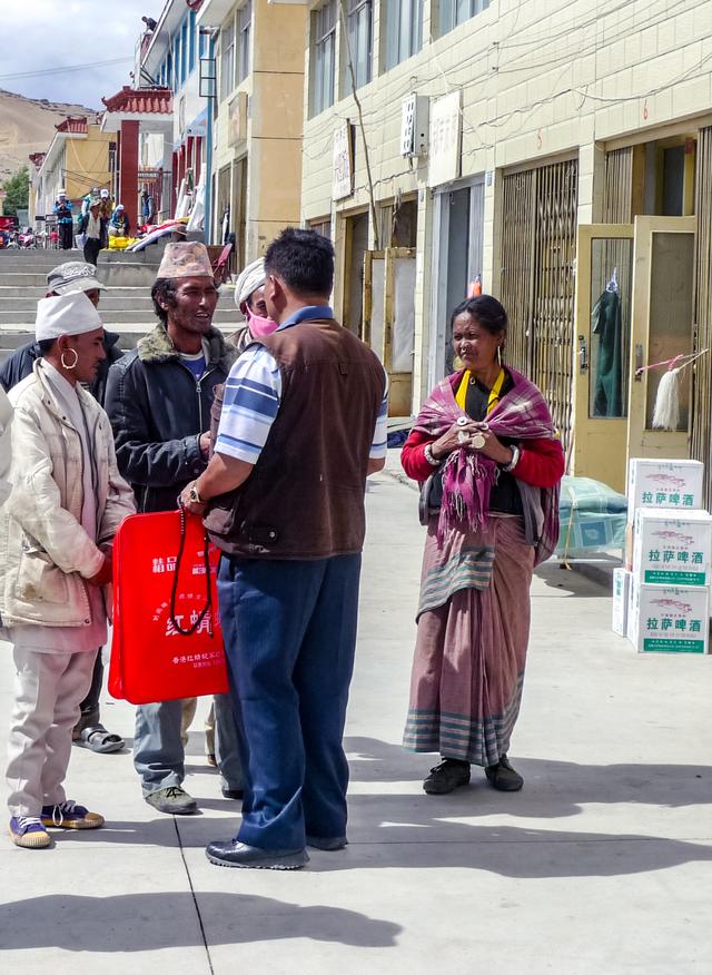 不毛地带的绿洲，茶马古道止于此，与印度、尼泊尔为邻，边贸繁荣