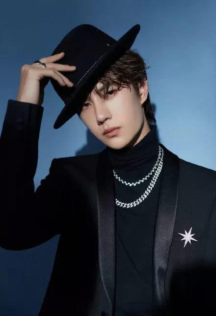 王一博为粉丝签名并满足要求画了一个“薯条”