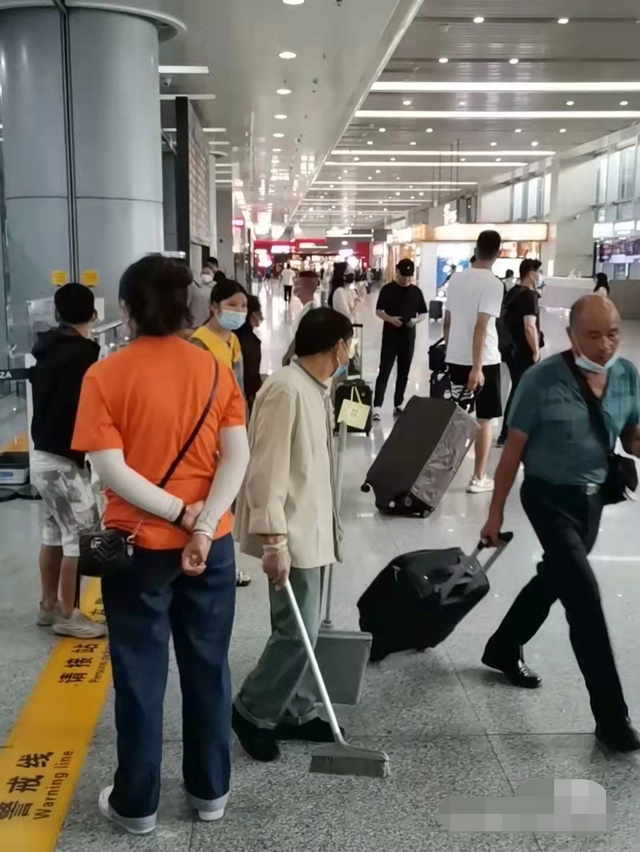 49岁孟非携家人罕露面，妻子身材纤细长腿瞩目，相识36年仍恩爱