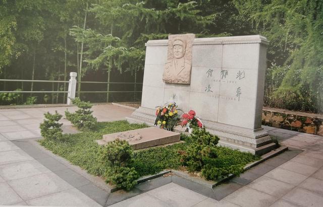 军委副主席赶往江苏给钟期光扫墓，皱眉批评：你们工作只看职务？