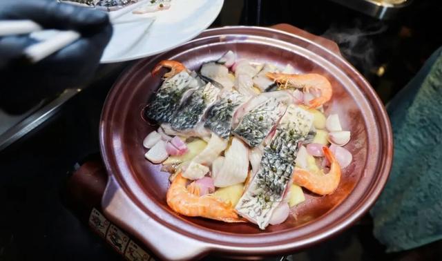 周星驰电影《食神》原型厨师是他？地标美食品鉴团探味他代言的广州餐厅