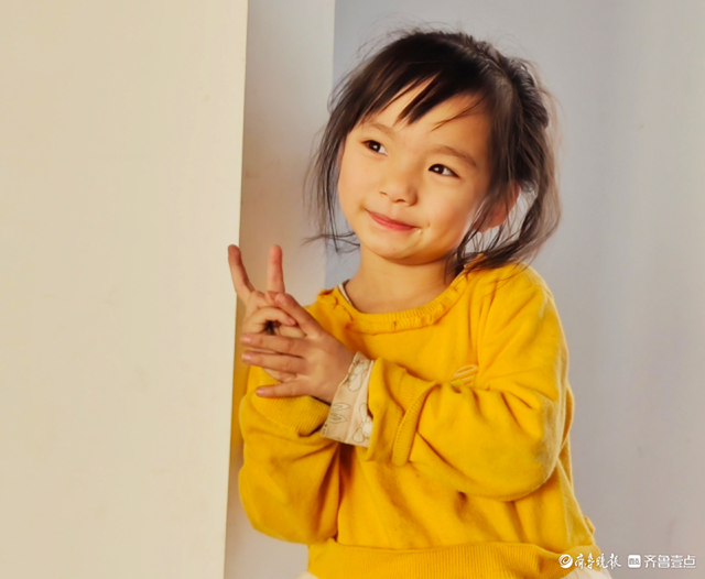 活泼可爱的小女孩