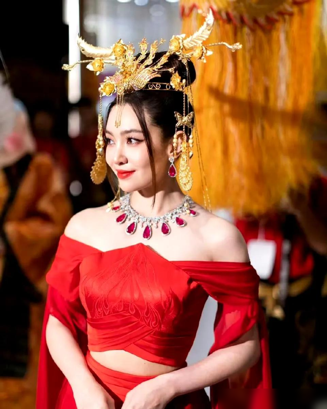 泰星Bella佩戴价值1.08亿铢首饰参加活动,和富商Will约会被拍